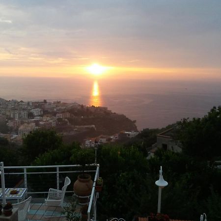 مبيت وإفطار فيكو إيكوينس Garden On The Sea المظهر الخارجي الصورة