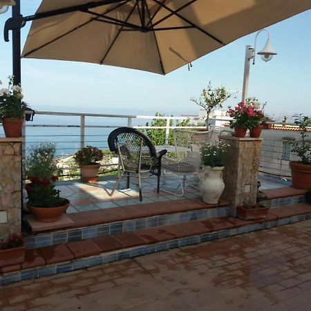 مبيت وإفطار فيكو إيكوينس Garden On The Sea المظهر الخارجي الصورة